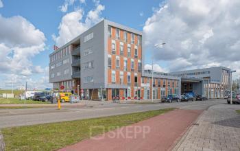 Exterior view of the office building at Tijnmuiden 59 in Amsterdam Sloterdijk, showcasing a modern design. Ideal for office space rental, this location offers ample parking facilities.