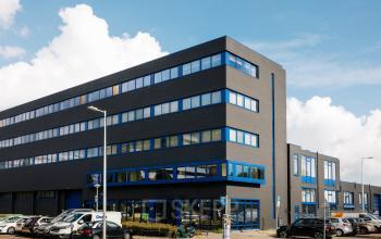 Exterior view of the office building at Kabelweg 24, Amsterdam Sloterdijk, ideal for office space rental with ample parking space.