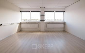 Spacious unfurnished office space with large windows, located at Kabelweg 24, Amsterdam Sloterdijk, ideal for office space rental.