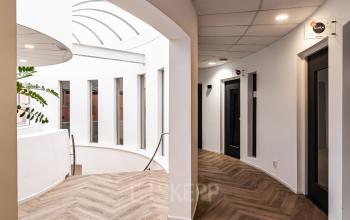 Bright and modern interior hallway at Arlandaweg 92, Amsterdam Sloterdijk, Amsterdam, with curved walls and natural light.