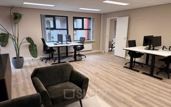 Office space for rent at Arlandaweg 92, Amsterdam Sloterdijk, featuring modern furnishings, workstations, and a natural light-filled environment.