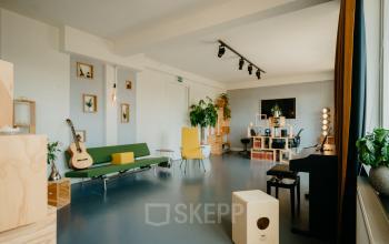Trendy office space rental at Overtoom 141, Amsterdam West, with stylish furnishings and a creative atmosphere.