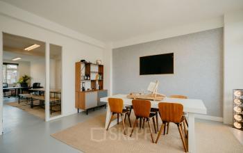 Modern workspace at Overtoom 141 offering a comfortable office to rent in Amsterdam West, with stylish furnishings and technology-ready desk areas.