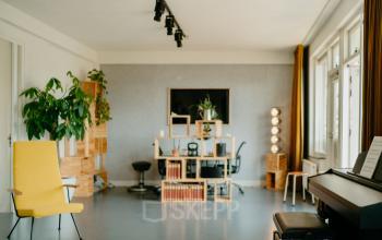 Modern office space rental at Overtoom 141 in Amsterdam West with stylish furniture and a creative atmosphere.