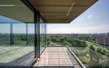 Spacious office balcony at Nachtwachtlaan 20, Amsterdam West, with expansive city views ideal for office space rental.