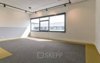 Bright office space with large windows in Poortland 242, Amsterdam Westpoort, ideal for rent office space.