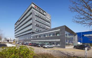 Exterior view of office to rent at Laarderhoogtweg 7-19 in Amsterdam South East, showing the modern architecture and ample parking space for office space rental.