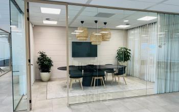 Stylish conference room available for office space rental at Laarderhoogtweg 7-19, Amsterdam South East; features modern furnishings and a sleek design.