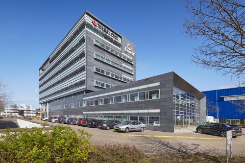 Exterior view of office to rent at Laarderhoogtweg 7-19 in Amsterdam South East, showing the modern architecture and ample parking space for office space rental.