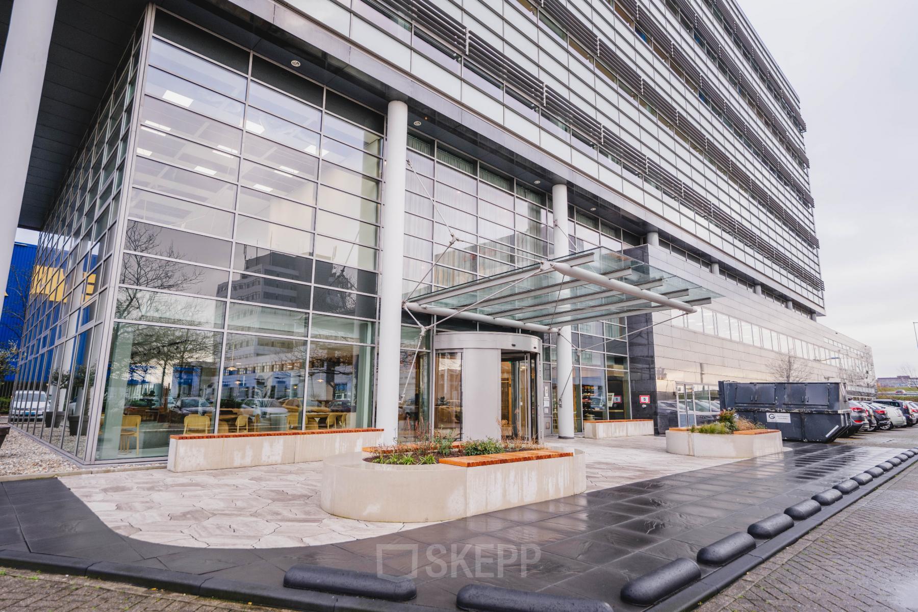 Modern exterior of the office building at Laarderhoogtweg 7-19 in Amsterdam South East, showcasing ample glass and sleek lines—a potential hub for your next office space rental.