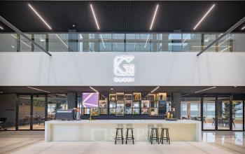 Modern reception area at Herikerbergweg 288 in Amsterdam South East, featuring sleek furnishings and bright lighting. Ideal for office space rental with open floor concepts and convenient access.