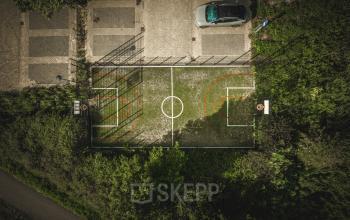 Aerial view of an outdoor sports court near the parking area at Luttenbergweg 8 in Amsterdam South East, highlighting the proximity to rent office space.