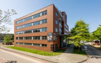 Exterior view of an office building at Paasheuvelweg 20 20, located in Amsterdam South East, showcasing potential office space rental opportunities.