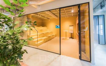Modern office space for rent featuring tiered seating and a small presentation area, located at Hullenbergweg 109-135 in Amsterdam South East.