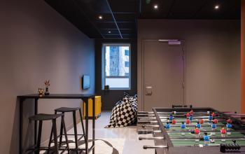 Cozy lounge area with gaming table at Hullenbergweg 109-135, Amsterdam South East, ideal for informal gatherings. Office space rental includes stylish furnishings for a relaxed atmosphere.