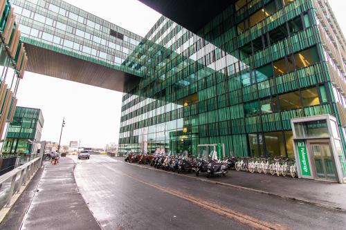 Exterior view of the modern office building at Herikerbergweg 292, Amsterdam South East, ideal for office space rental with convenient access for employees.