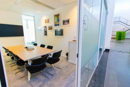 Modern conference room at Laarderhoogtweg 25, Amsterdam South East, available for rent. Features a large table and seating, ideal for meetings.