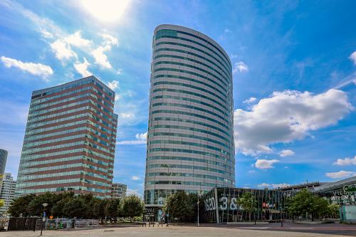 Modern office building exterior at De Entree 99-197, Amsterdam South East, ideal for office space rental.