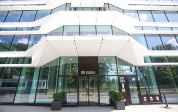 Modern façade of office to rent at Parnassusweg 819, Amsterdam Zuidas, showing the building entrance and glass doors.