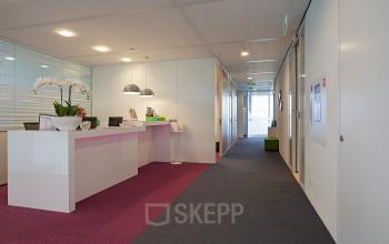 Bright and inviting reception area of an office space rental at Parnassusweg 819 in Amsterdam Zuidas.