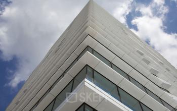 Modern office space rental at Parnassusweg 819 in the prime Amsterdam Zuidas area, showcasing its cutting-edge architecture.