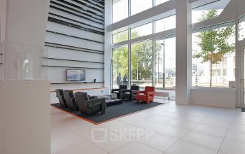 Sleek office space rental at Parnassusweg 819 in Amsterdam Zuidas with modern furniture and ample natural light.