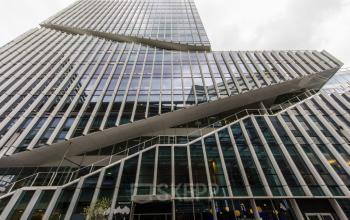 Modern office building at Zuidplein 36, Amsterdam Zuidas, featuring unique architecture with glass and steel facade, available for office space rental.