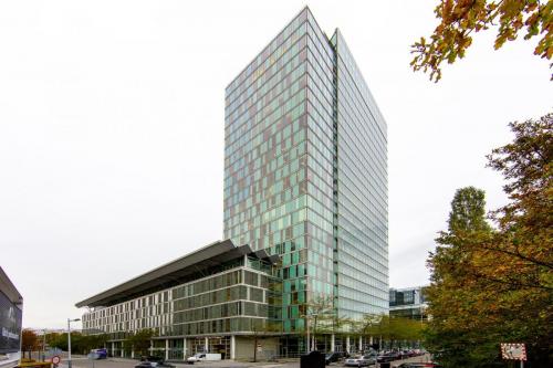 Exterior view of the office building at Zuidplein 36, Amsterdam Zuidas, Amsterdam, highlighting modern architecture and office space rental opportunities.