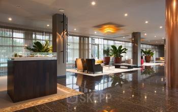 Modern office space rental at Strawinskylaan 3051 in the Amsterdam Zuidas area with sleek furnishings and natural light.