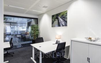 Modern office space rental at Strawinskylaan 3051, Amsterdam Zuidas with sleek furniture and clean design.