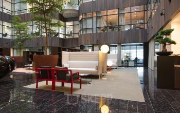 Elegant workspaces with modern furnishings at the office space rental in Strawinskylaan 3051, Amsterdam Zuidas, showcasing a professional atmosphere.