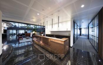 Sleek reception area at Strawinskylaan 3051, Amsterdam Zuidas with modern design, reflecting a professional office space rental atmosphere.