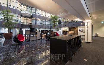 Spacious reception area in Strawinskylaan 3051 office space rental, Amsterdam Zuidas, featuring modern furniture and stylish interior design.