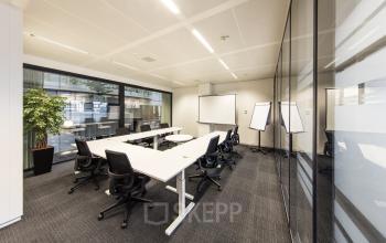 Modern office space rental at Strawinskylaan 3051, Amsterdam Zuidas with elegant furnishings and bright work area.