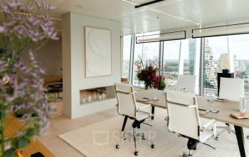 Modern office to rent at Strawinskylaan 257, Amsterdam Zuidas, featuring sleek furnishings, large windows, and a bright, professional ambiance ideal for business meetings.