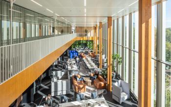 Bright, spacious office to rent at Fred. Roeskestraat 115, Amsterdam Zuidas, featuring large windows and modern, stylish furnishings. The open floorplan offers a variety of seating arrangements for business meetings and collaboration.