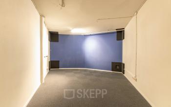 Unfurnished office space with carpet flooring and white walls, located at De Boelelaan 1110 in Amsterdam Zuidas, available for rent.