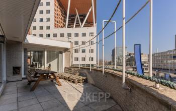 Outdoor terrace at De Boelelaan 1110, Amsterdam Zuidas, offering a potential extension for office space rental with seating arrangements.