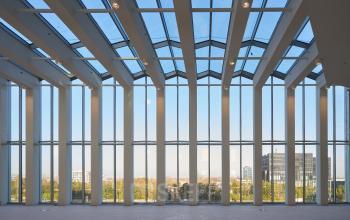 Spacious office space available for rent in Amsterdam Zuidas, featuring large windows with stunning views and abundant natural light.