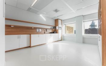 Bright office space at Barbara Strozzilaan 101 in Amsterdam Zuidas, featuring clean lines, ample natural light, and modern furnishings, ideal for office space rental.