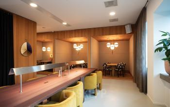 Modern furnished office space at Barbara Strozzilaan 101, featuring cozy seating areas for meetings. Ideal for those seeking an office to rent in the Amsterdam Zuidas district.