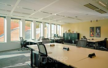 Bright office space to rent at Jachthavenweg 109, Amsterdam Zuidas, featuring large desks and ergonomic chairs ideal for workspace rental.