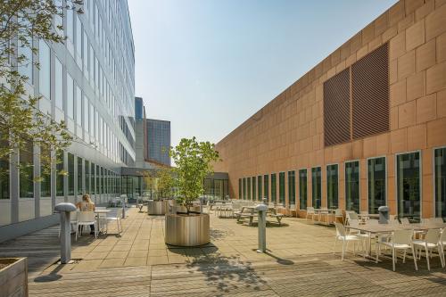 Spacious outdoor terrace at Jachthavenweg 109, Amsterdam Zuidas, featuring seating and greenery, ideal for break times. Perfect addition to your office space rental.