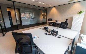 Modern office space in Amsterdam Zuidas with sleek, furnished workstations and a view of Gustav Mahlerplein. Ideal for those seeking office space rental with flexible options.