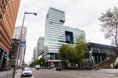 Exterior view of office buildings at Gustav Mahlerplein 28 & 58-60 in Amsterdam Zuidas, suitable for office space rental.