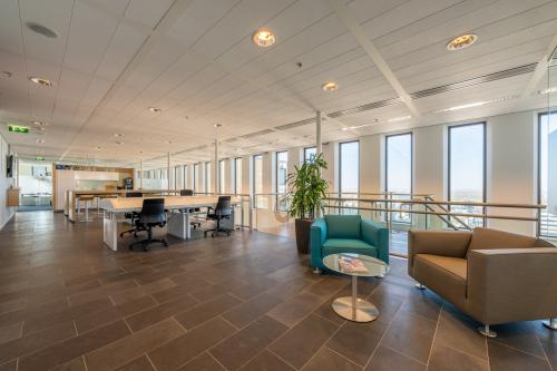 Spacious office space rental at Gustav Mahlerplein 109-115, Amsterdam Zuidas, featuring modern furnishings and ample natural light.