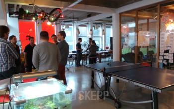 kantoorruimte met badmintontafel in kantoorgebouw amsterdam centrum rokin huren