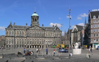 uitzicht op de dam in het centrum van amsterdam