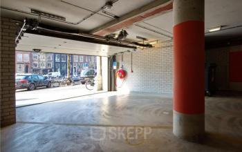 uitzicht vanuit het kantoor het parkeerterrein op de straat auto's amsterdam centrum