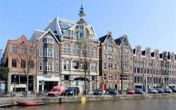 uitzicht op het kantoorgebouw prinsengracht amsterdam centrum gracht